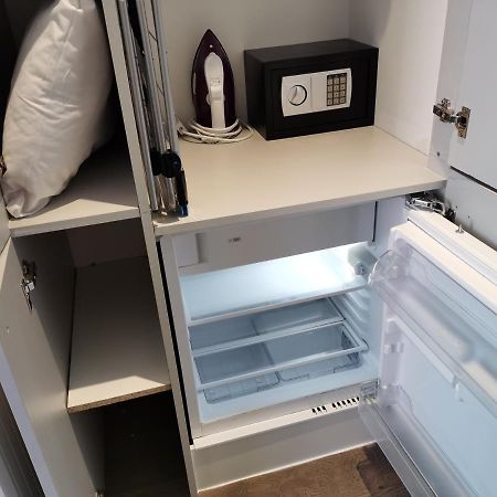 City Prime Apartments Londres Extérieur photo A mini-refrigerator in a hotel room