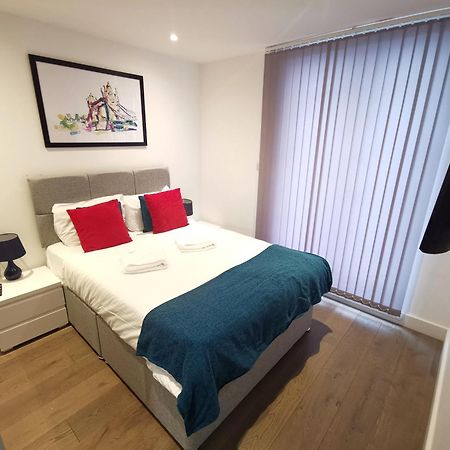 City Prime Apartments Londres Extérieur photo A bedroom in a serviced apartment in London