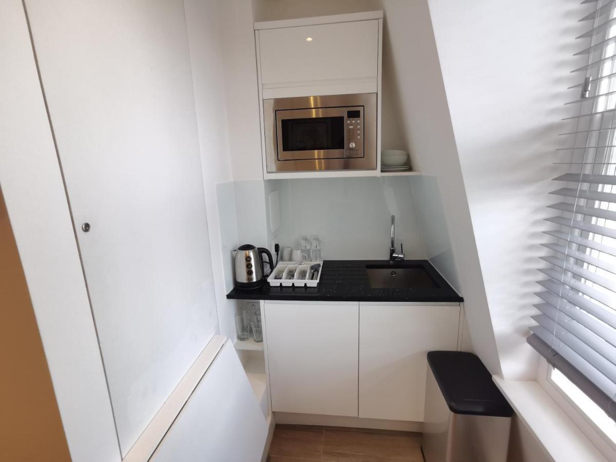 City Prime Apartments Londres Extérieur photo A kitchenette in a hotel room