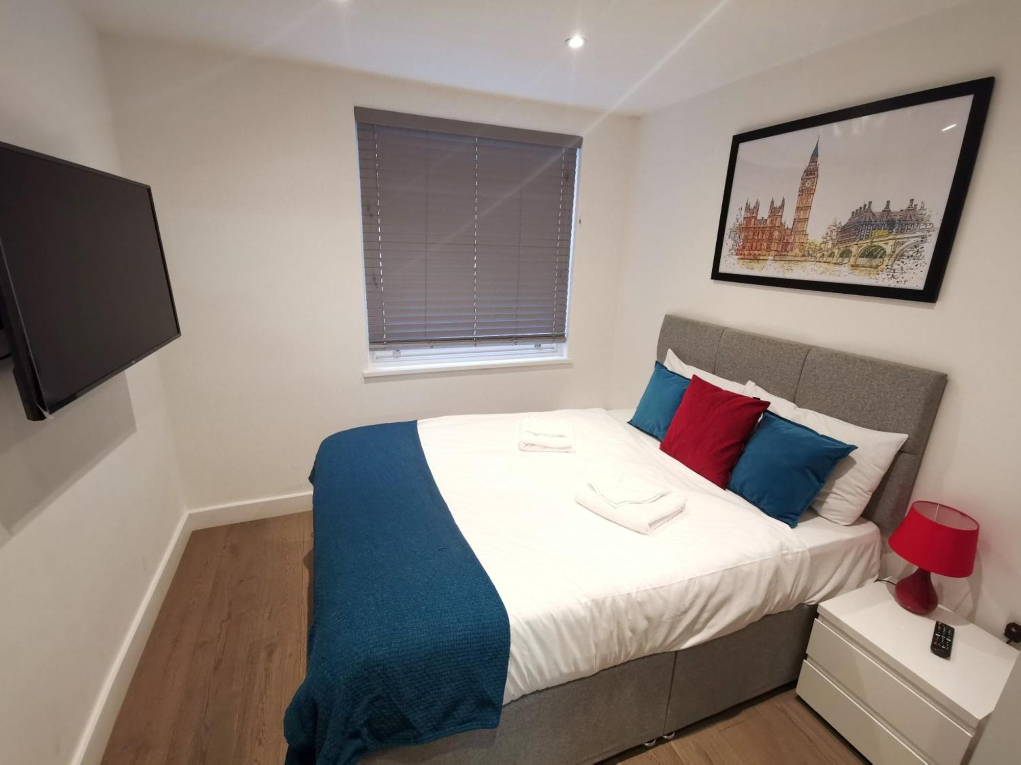 City Prime Apartments Londres Extérieur photo A bedroom in a serviced apartment in London