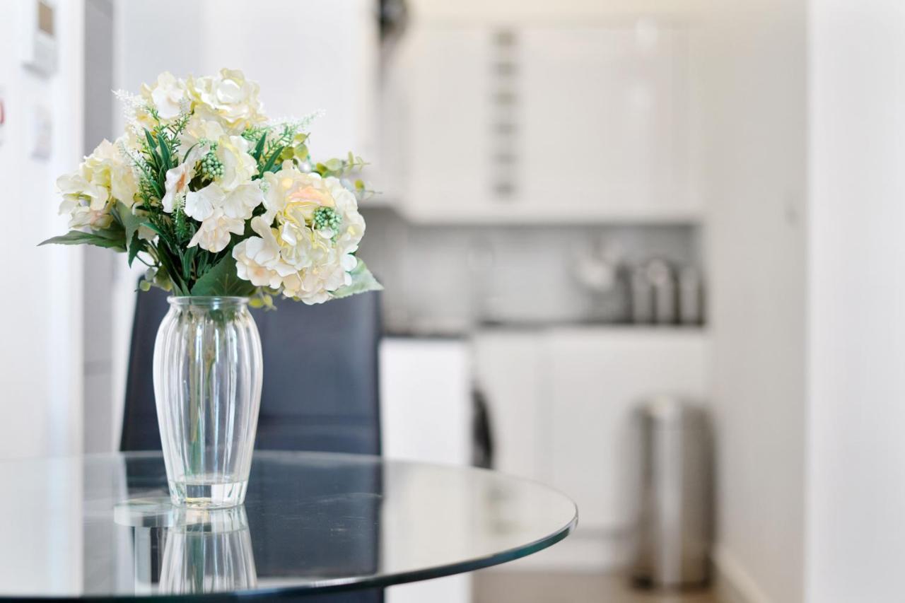 City Prime Apartments Londres Extérieur photo A vase of flowers