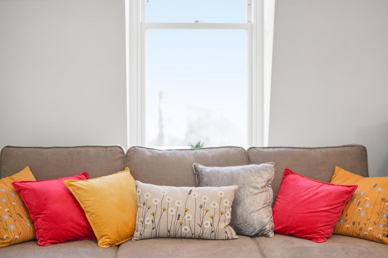 City Prime Apartments Londres Extérieur photo Cushions on a sofa