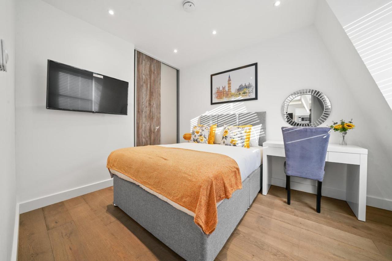 City Prime Apartments Londres Extérieur photo A bedroom in a serviced apartment in London