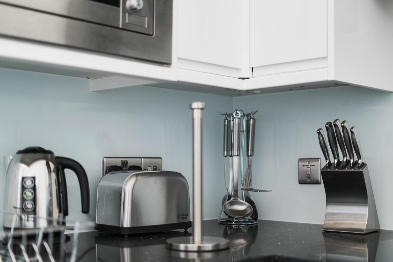 City Prime Apartments Londres Extérieur photo A vertical paper towel holder